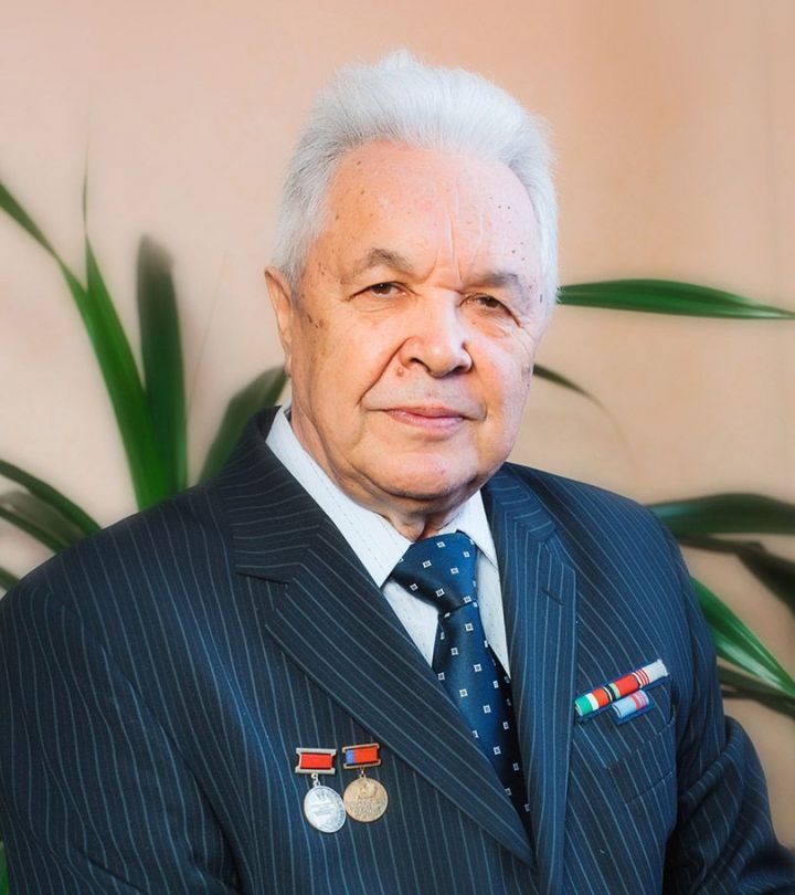 Иршад ГАФАРОВ, тарих фәннәре кандидаты, Татарстанның атказанган мәктәп укытучысы, Россия югары һөнәри белем бирү өлкәсенең мактаулы хезмәткәре.